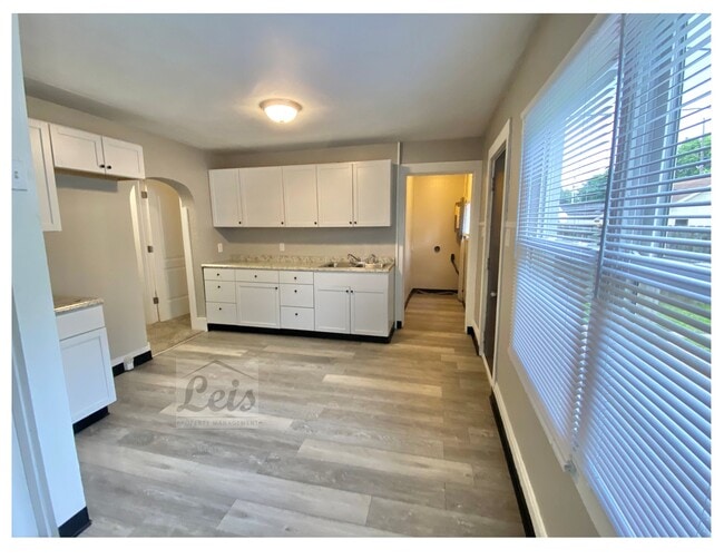 Building Photo - 441 Riverside Dr