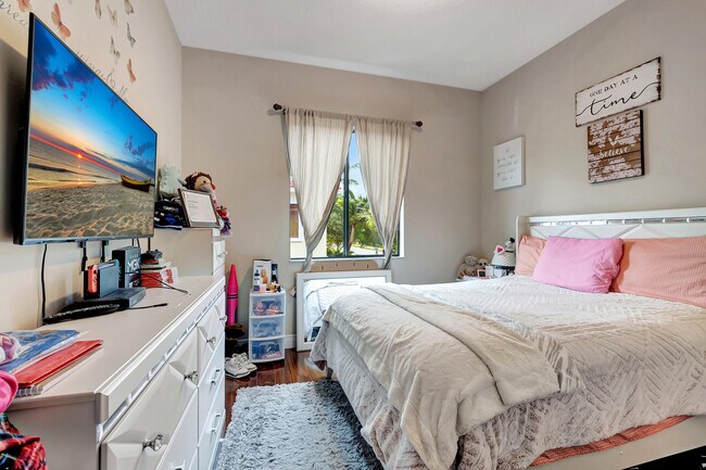 Building Photo - 2500 Venetian Ct