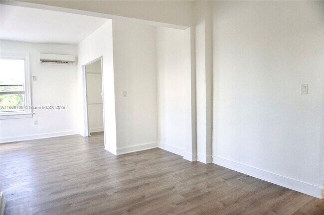 Building Photo - 501 SW 6th Ct