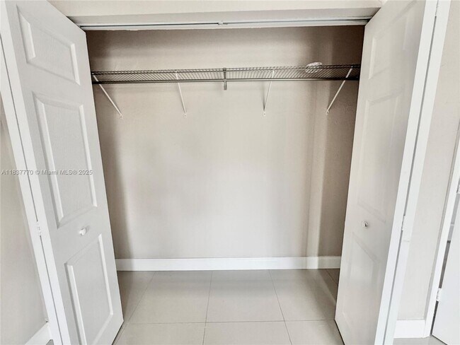 Building Photo - 3840 SW 52nd Ave