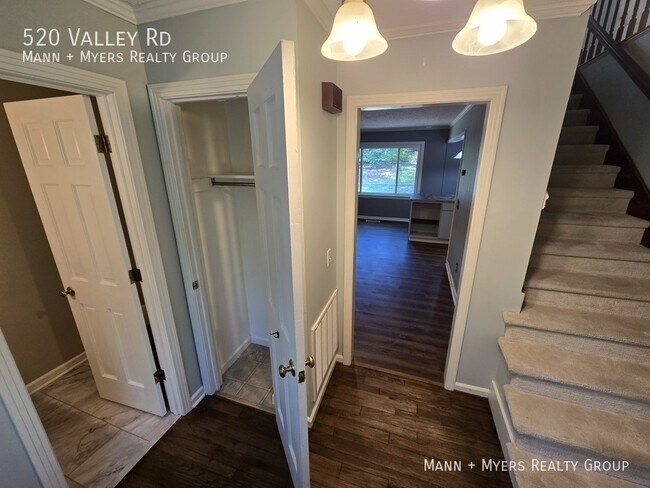 Building Photo - 520 Valley Rd