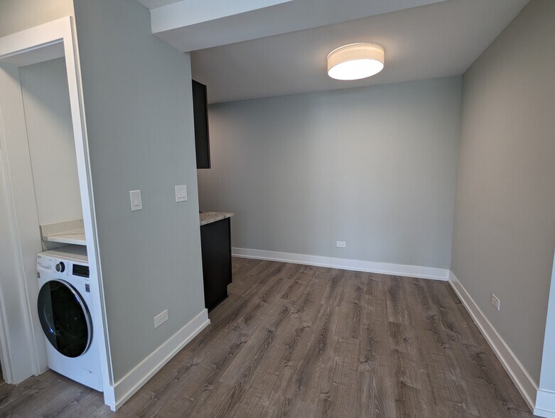 Building Photo - 456 W Barry Ave