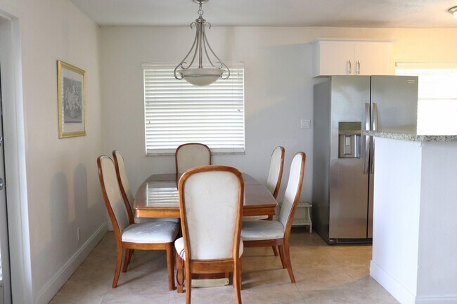 Building Photo - 1 Valencia A