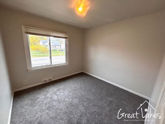 Building Photo - $200 OFF FIRST MONTH'S RENT - Lovely 3 Bed...