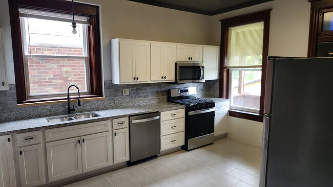 Building Photo - "Spacious 5-Bedroom Gem with 2 Full Baths in St. Louis – Your Ideal Family Home Awaits!"