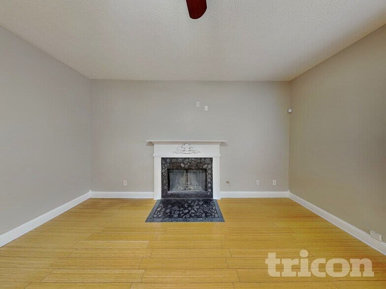 Building Photo - 636 Christina Pl