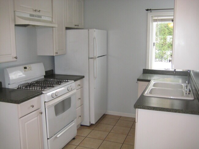 Full Kitchen - 419 Monroe St