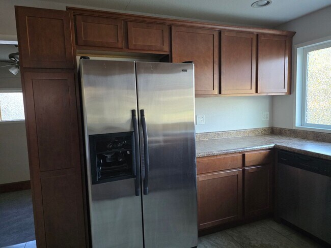 Building Photo - 3 BED 1.5 BATH HOME IN PARK CITY