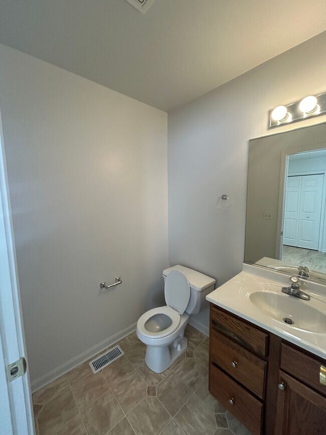 Building Photo - Chesterton Townhome: 2 bedroom 1.5 bath
