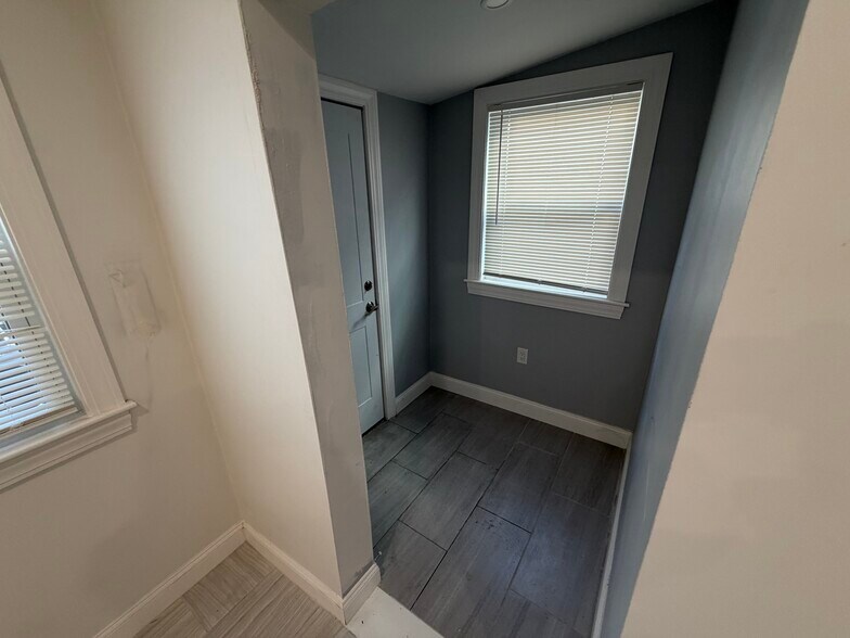 KITCHEN/ 2ND EXIT - 31 Middle St