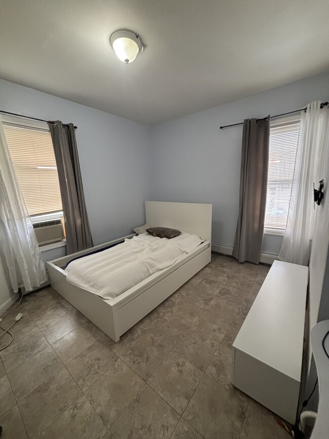 Building Photo - 602 E 33rd St