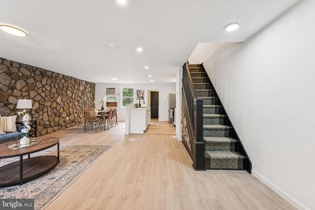 Building Photo - 818 Sylvan St