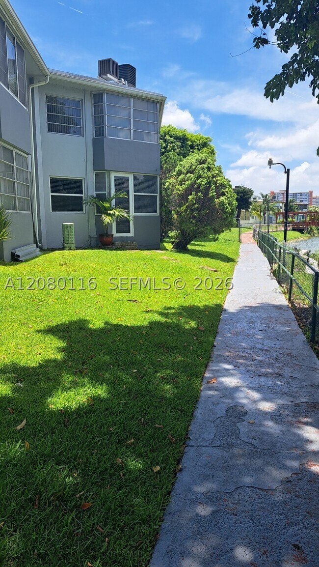Building Photo - 1667 NE Miami Gardens Dr