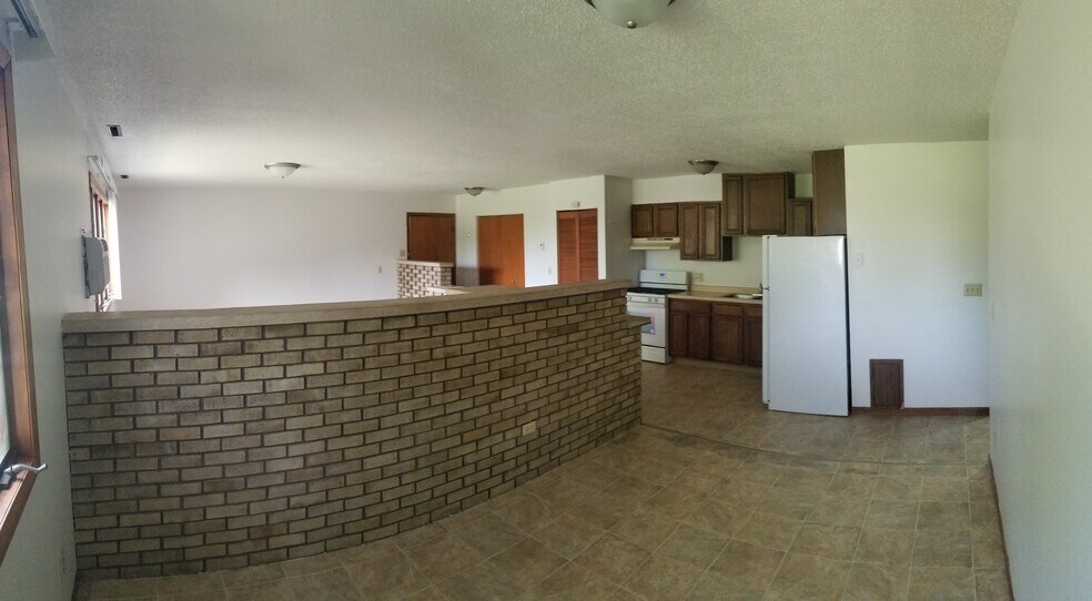Building Photo - 1112 Oakview Dr
