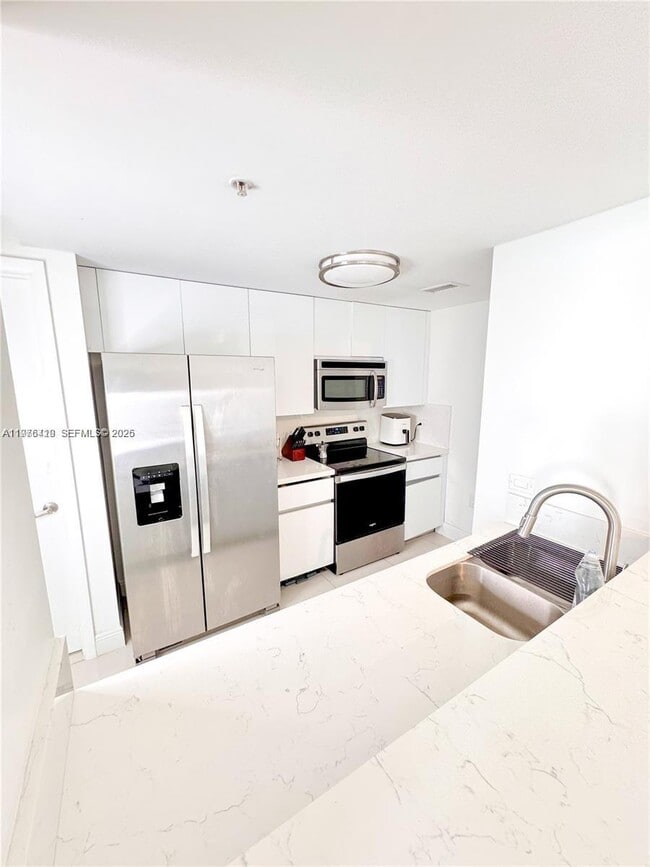 Building Photo - 1861 NW S River Dr