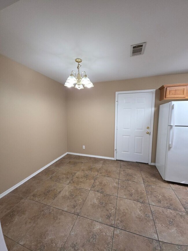 Building Photo - 401 E 11th St