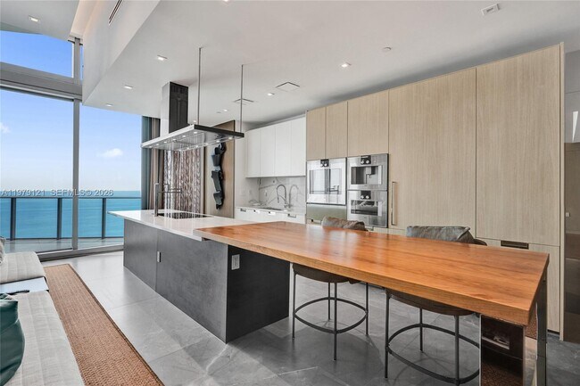 Building Photo - 15701 Collins Ave