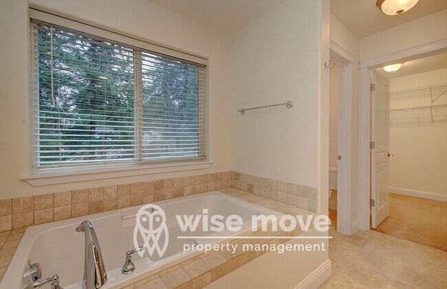 Building Photo - East Vancouver- Beautiful 5 bedroom