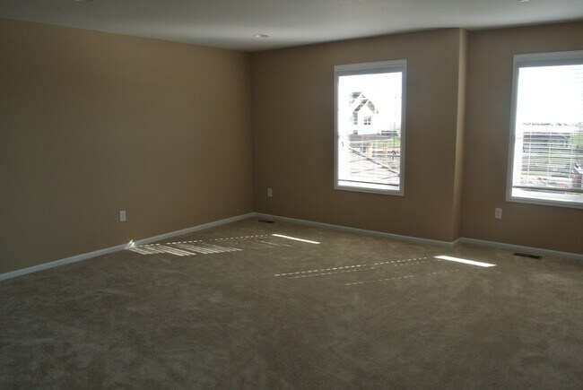 Building Photo - 5Bed/3.5Bath Home in Blackstone Country Club Community