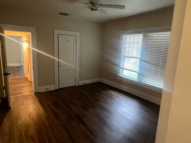 Building Photo - Tampa Heights Bungalow walk to Armature Works