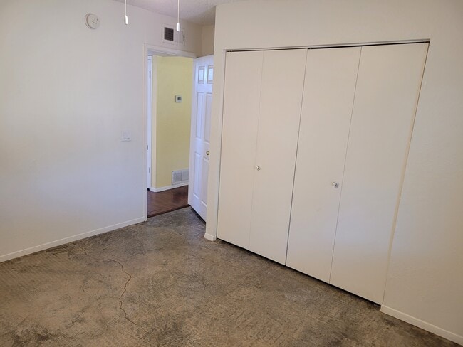 Building Photo - 1033 S 5th St