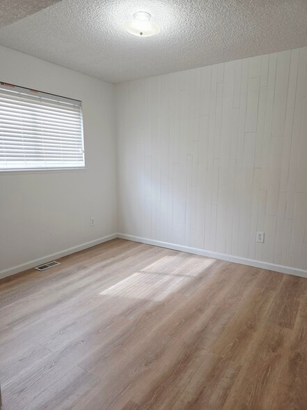 Building Photo - 5880 S Kingston Way