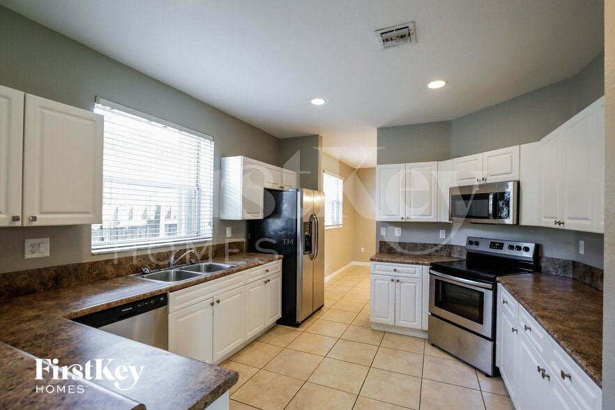 Building Photo - 300 NE 36th Avenue Rd