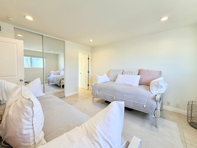 Building Photo - 3953 Sunset Ln