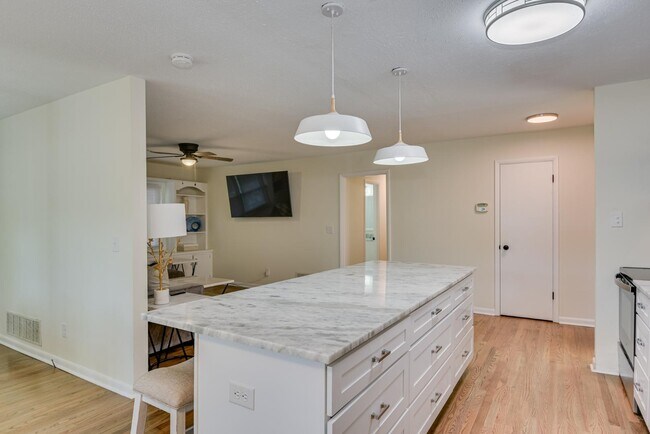 Building Photo - 1209 Azalea Dr