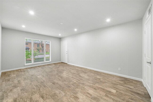 Building Photo - 6014 E University Blvd