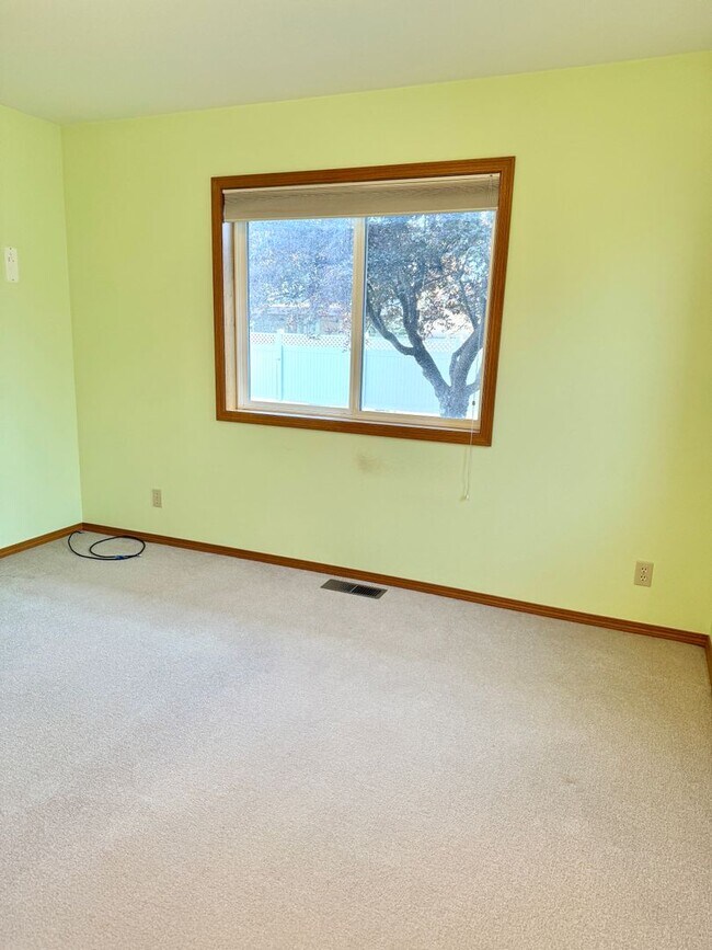 Building Photo - Cozy Home Feel, One Floor Living, Great Ba...