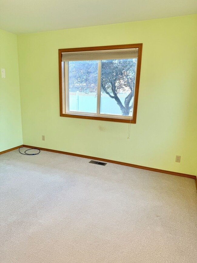 Building Photo - Your Cozy New Home Awaits in Quincy!