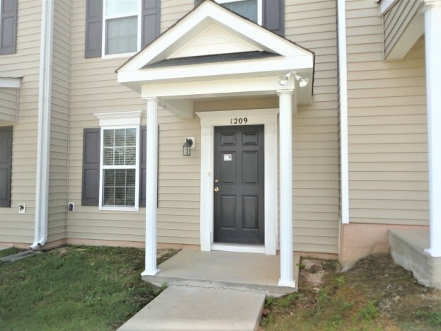 Building Photo - 1209 Plexor Ln