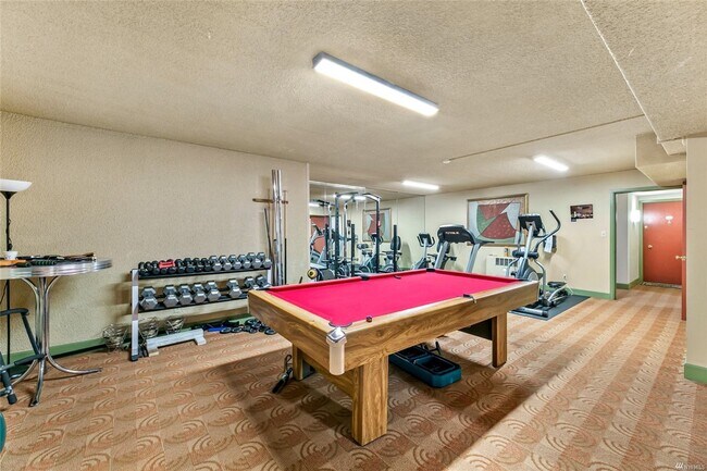 Building Photo - Spacious 1 bed/1bath, Parking included!