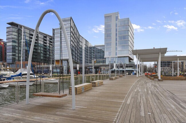 Building Photo - Chic Two-Level Condo in Prime SW Waterfront Location
