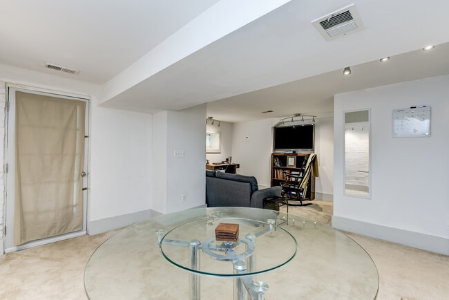 Building Photo - 1023 Otis Pl NW