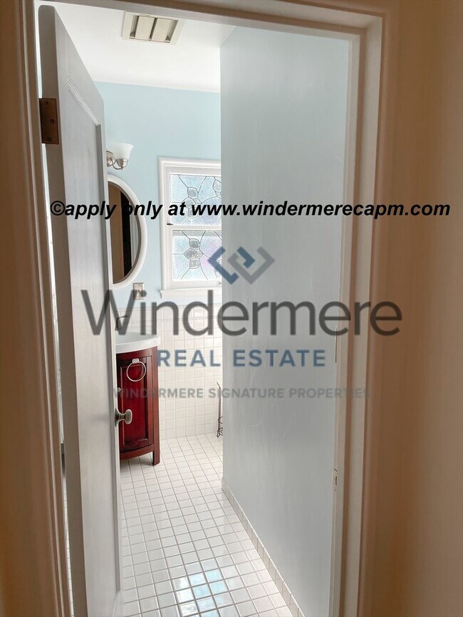 Building Photo - Charming Upper Land Park Home with Vintage Character and Natural Light — 2 Bed, 1 Bath