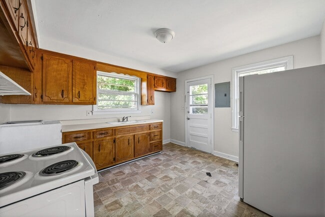 Building Photo - 3 Bedroom Home For Rent Near Lowes On Madison Street!