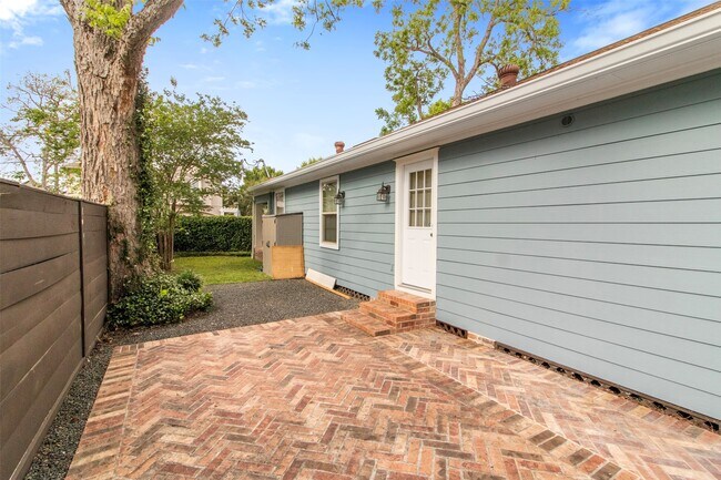 Building Photo - 814 E 23rd St