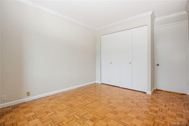 Building Photo - 35 N Chatsworth Ave