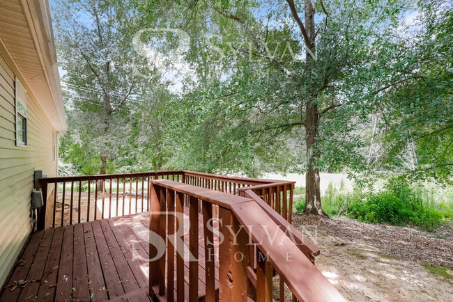 Building Photo - Cute, cozy and comfortable