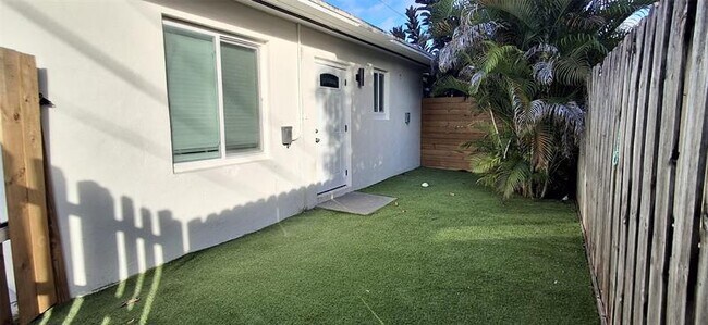 Building Photo - 1534 Van Buren St