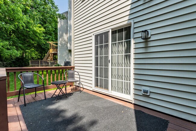 Building Photo - Spacious 5-Bed Home with In-Law Suite, Fin...