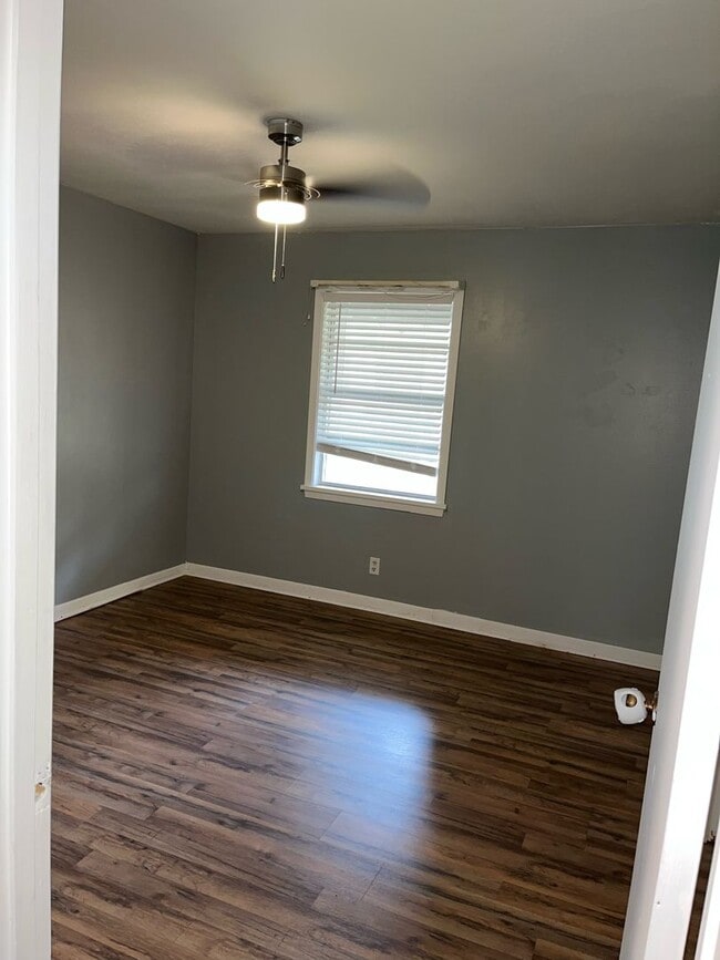 Building Photo - 1030 Manor Pl