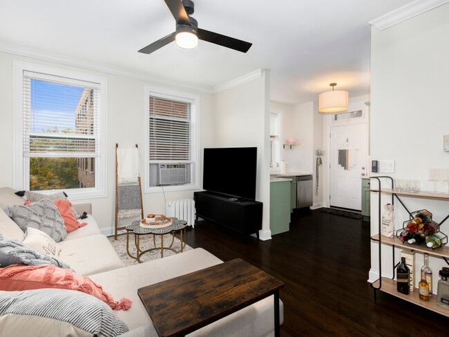 Building Photo - 1335 W Lunt Ave