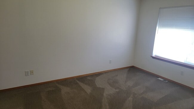 Building Photo - * MOVE IN SPECIAL* 1/2 OFF 1st FULL MONTH'...