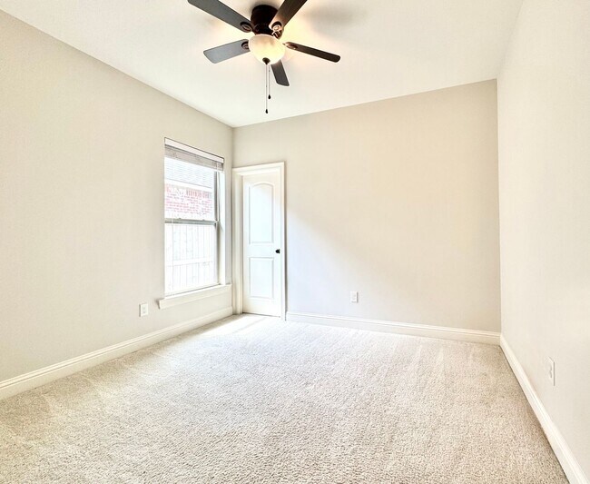 Building Photo - 3 Bedroom House Near LSU in Lake Villas