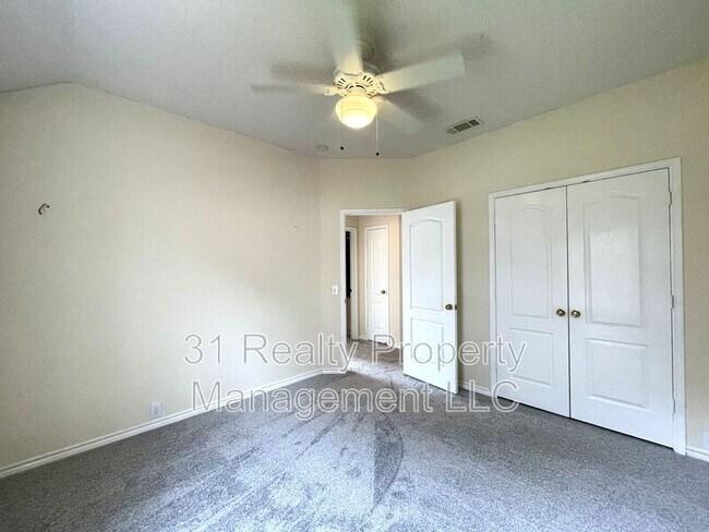 Building Photo - 1307 Edinboro Ln