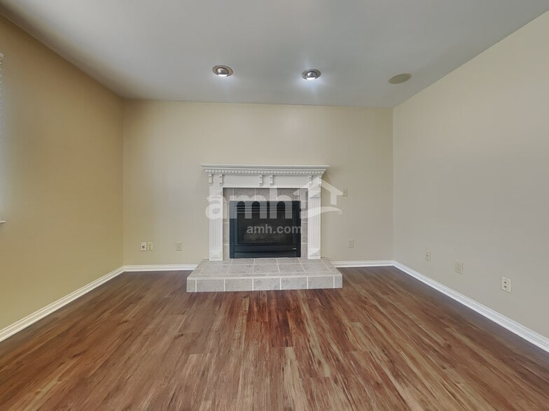 Building Photo - 8420 Stratford Ct