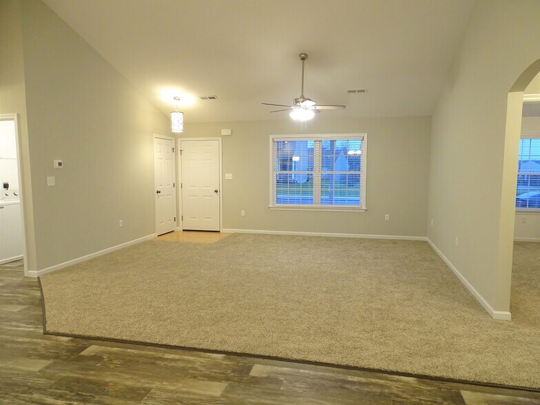 Building Photo - 207 Abbey Ln